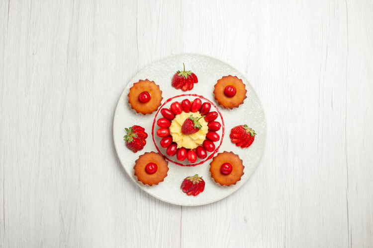 蛋糕顶视图：白色桌子上盘子里有水果的小蛋糕盘子水果甜点