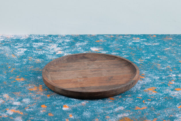 艺术用橡树做的圆形砧板新鲜盘子咖啡馆