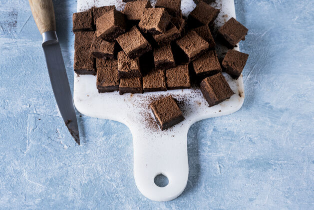 可可巧克力甘纳切松露广场与可可粉被切成方块巧克力可可粉烹饪