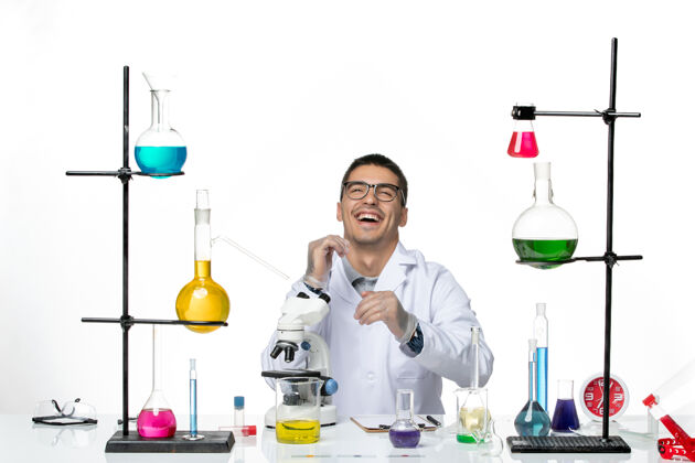 研究正面图穿着白色医疗服的男性化学家坐在白色背景上笑着病毒实验室-疾病科学科学视图设备