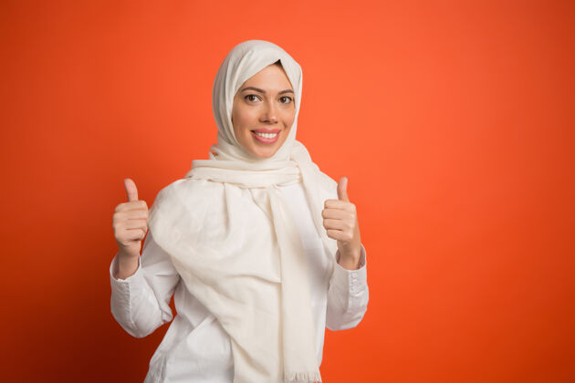 伊斯兰戴着头巾的快乐阿拉伯女人微笑女孩的肖像 在工作室背景中摆姿势表情脸