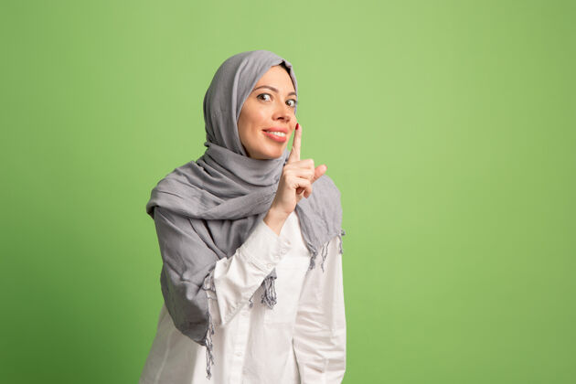 女士戴着头巾的快乐阿拉伯女人微笑女孩的肖像 在工作室背景中摆姿势女性伊斯兰人