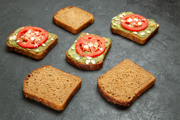 食品前视图美味的三明治与wassabi和红西红柿灰色背景快餐餐汉堡三明治面包面包吐司景观