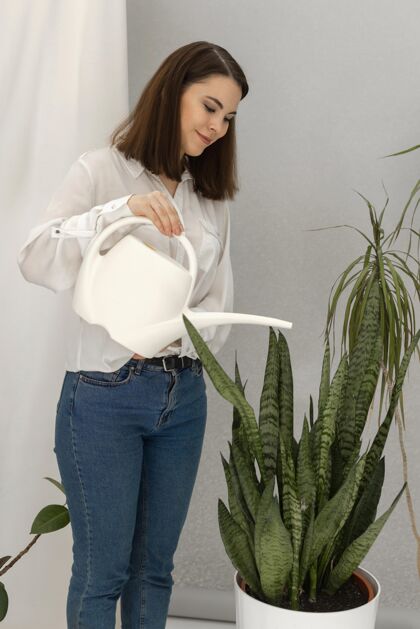 排毒画像女人浇灌植物女人科技设备