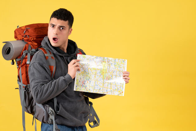 成人前视图困惑旅行者男子背着背包拿着地图人专业人士背包