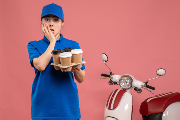 咖啡正面图：女快递员在粉色工作上送咖啡送货服务员自行车工作服务粉色自行车