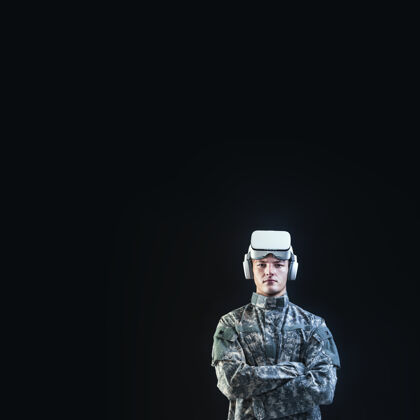 战斗士兵在虚拟现实耳机模拟军事训练数字设备复制空间军队