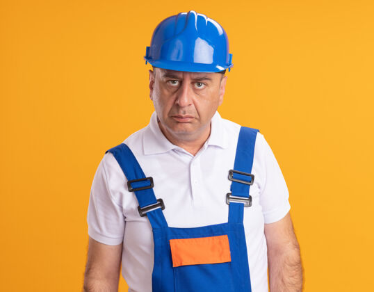 自信自信的白人成年建筑工人穿着制服看着橙色的摄像机制服成年人人