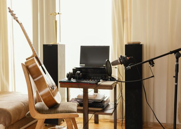 音乐制作家庭录音室的音乐设备制作室内激情