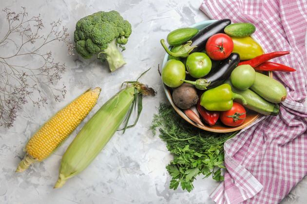 盘子顶视图新鲜蔬菜组成内板上的白色背景成熟新鲜蔬菜
