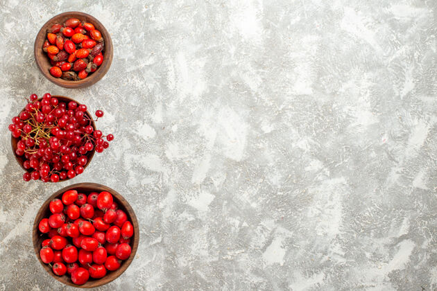 醇厚白色书桌上的红色浆果和醇香的水果食用水果醋栗浆果