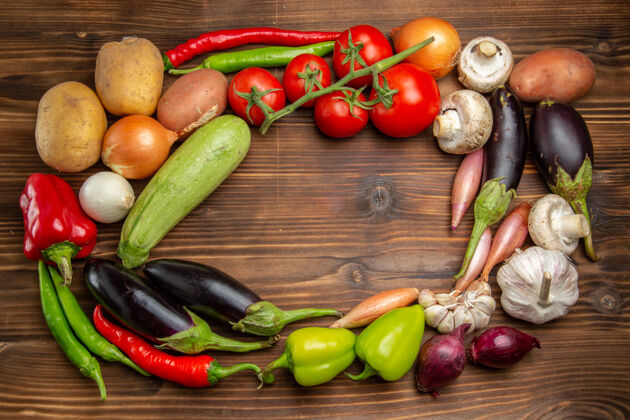 食品在棕色的桌子上俯瞰新鲜蔬菜的构成新鲜蔬菜健康茄子