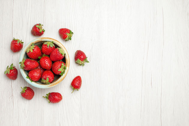 盘子顶视图新鲜的红色草莓在白色桌子上的盘子里桌子食物新鲜