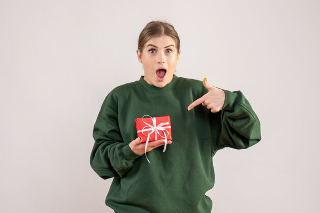 孩子前视图小圣诞礼物年轻女性衣服颜色毛衣