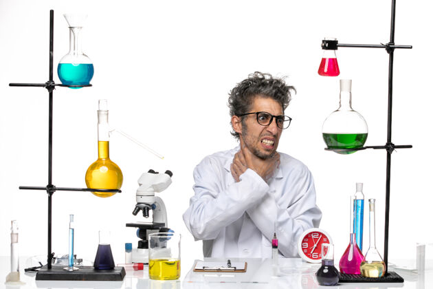 实验室前视图穿着医疗服的男科学家坐在白色背景的化学科维德实验室病毒健康人坐研究
