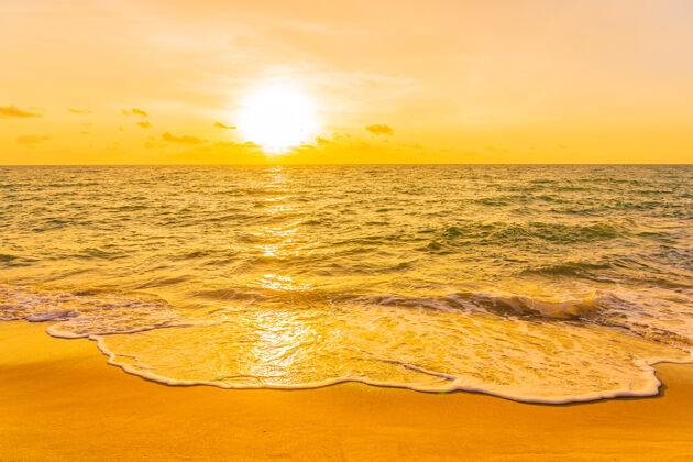 地平线美丽的热带海滩 日落或日出时的海洋 适合旅游度假海岸天堂天空