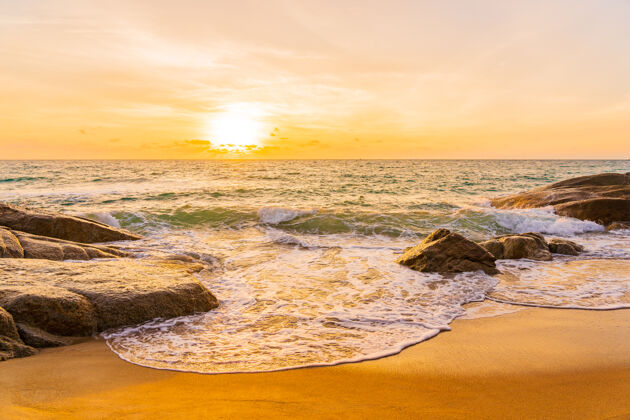 风景美丽的热带海滩 大海环绕椰子树 日落或日出为度假旅游的背景加利福尼亚天堂时间