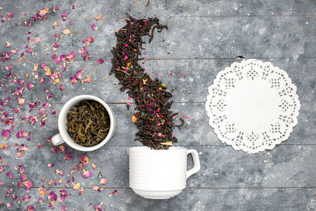 新鲜的在灰色的乡村书桌上 可以俯瞰茶杯内外的新鲜干茶花顶部容器