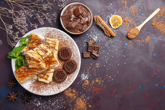 香料俯瞰美味的甜点巧克力饼干黑地板蛋糕糖饼干茶甜点糕点碗美味
