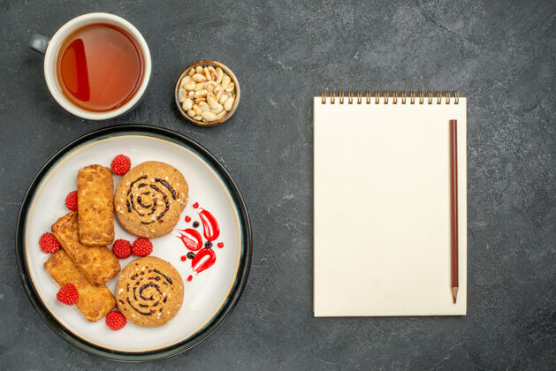 咖啡顶视图美味的甜饼和一杯茶在灰色空间顶部餐糖果