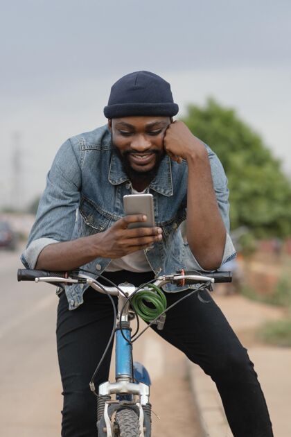 自行车骑自行车带电话的中枪笑脸男人旅行自行车成人