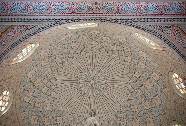 陶瓷美丽的天花板在一个清真寺 伊斯兰传统装饰关闭天花板传统寺庙