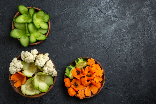 食品顶视图不同设计的蔬菜在深灰色的空间内锅健康膳食饮食