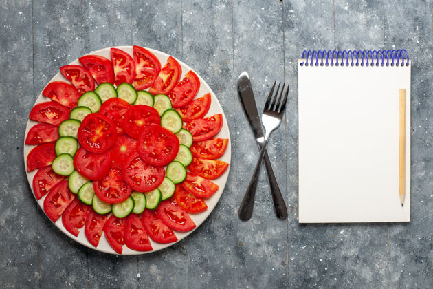 饮食顶视图新鲜的红色西红柿切片新鲜沙拉在灰色的桌子上桌子蔬菜烹饪