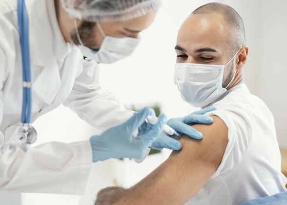 感染病人在诊所接种疫苗大流行护理医生