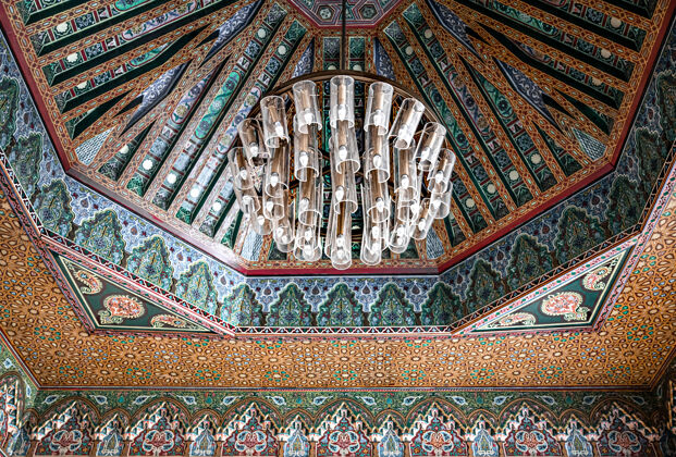 木材漂亮的大吊灯在天花板上的传统东方风格与许多细节和装饰符号传统装饰