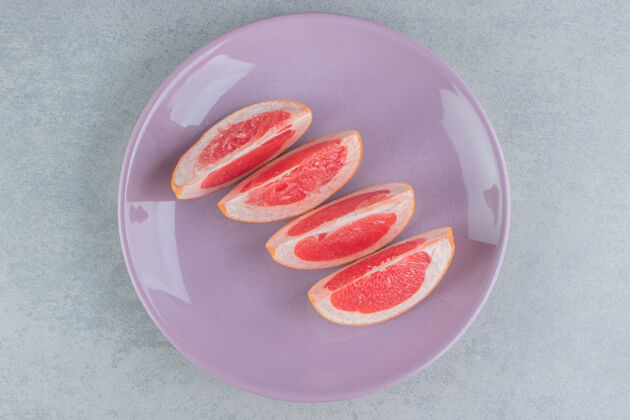 葡萄柚把葡萄柚片放在大理石盘子上健康有机饮食