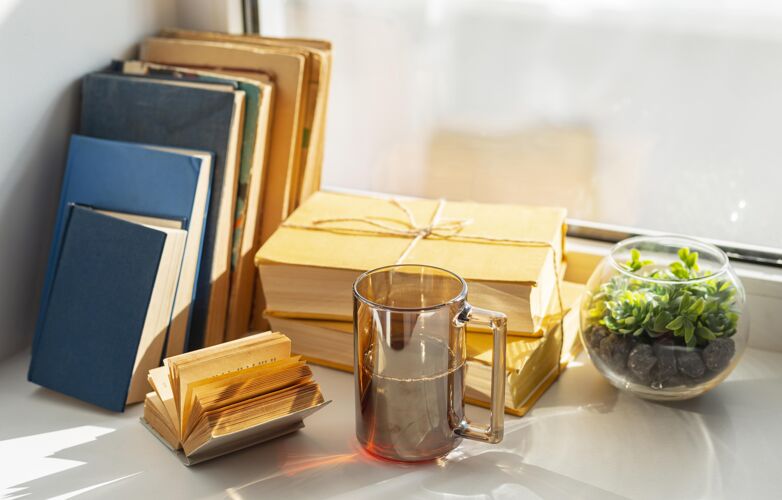 安排把书和杯子放在一起杯子阅读文学