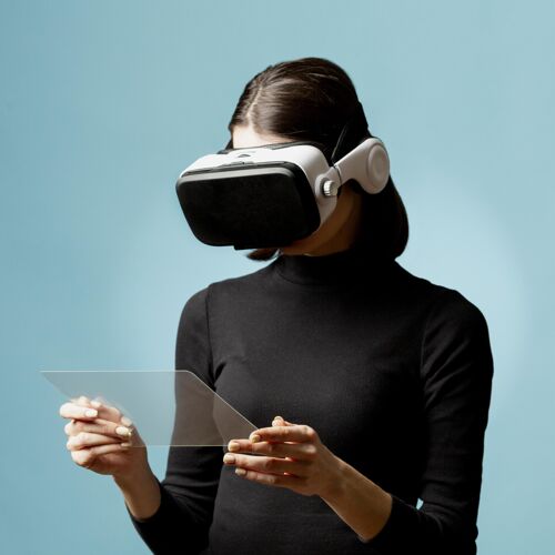 虚拟现实耳机戴着虚拟现实耳机的肖像女人虚拟现实眼镜女人虚拟现实模拟器