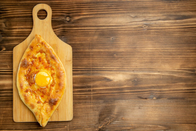 老的俯瞰美味的鸡蛋面包烤在棕色木桌上面包包烤早餐鸡蛋鸡蛋拼花地板生的