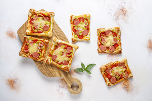 食物香肠酥皮迷你披萨自制马苏里拉食谱