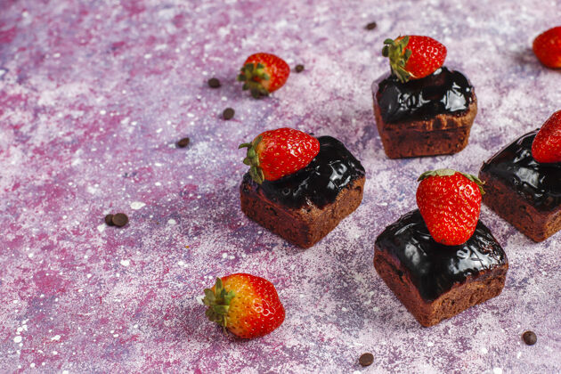 招待巧克力蛋糕配巧克力酱和水果 浆果自制顶部布朗尼