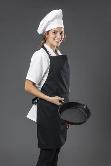 女用平底锅给女厨师画像模特姿势工作
