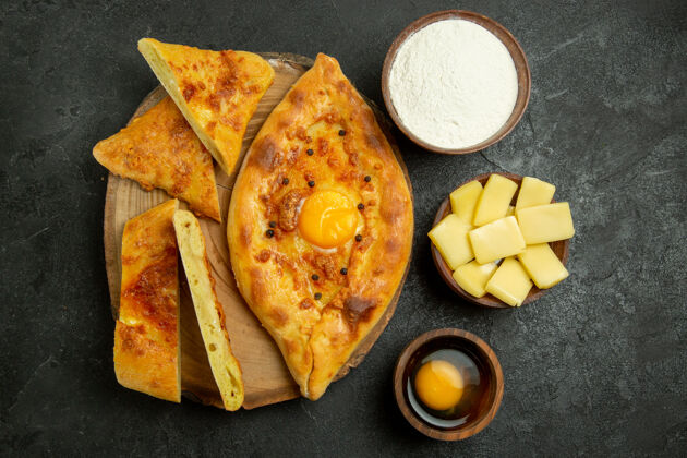 顶部顶视图美味的鸡蛋面包烤切片奶酪和面粉上的灰色空间面团晚餐食物