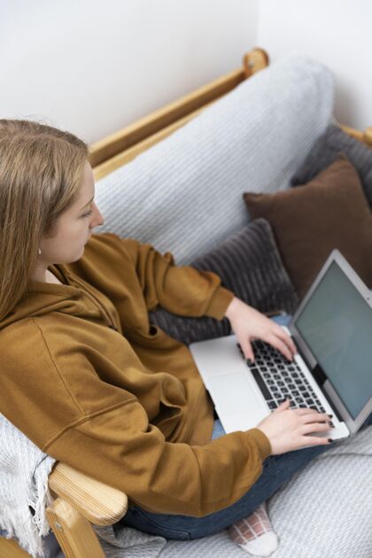 女性在笔记本电脑上工作的女人笔记本电脑室内设备