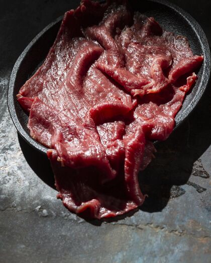 美味生肉在盘子里安排垂直美食