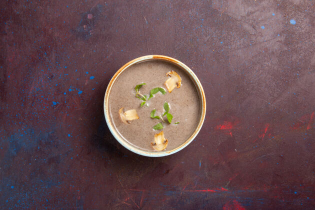 蘑菇顶视图美味蘑菇汤内板上暗紫色空间里面蔬菜午餐