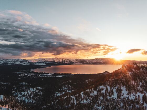 天空鸟瞰美丽的太浩湖拍摄的雪景日落在加利福尼亚州 美国雪湖山