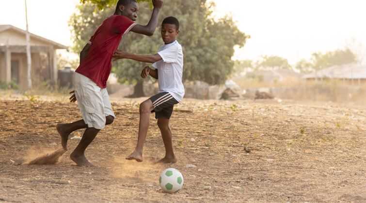 足球孩子们在踢足球玩足球比赛足球