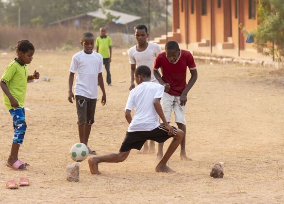 孩子孩子们在踢足球玩非洲足球