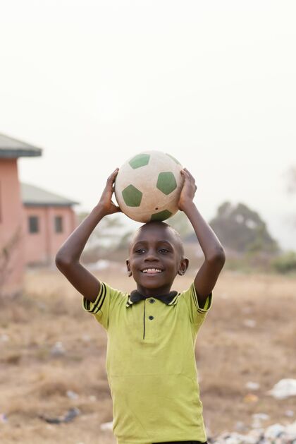 足球比赛一个拿着足球的非洲小孩足球玩孩子