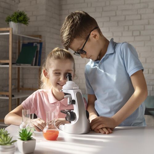 学生拿着显微镜的中枪女孩学习中景实验