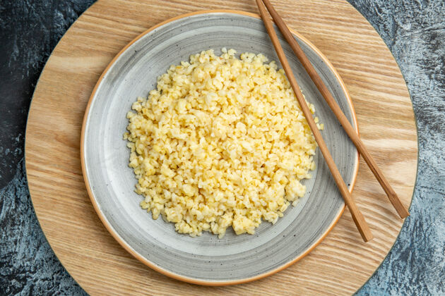光顶部视图煮熟的珍珠大麦与棍子上轻表面健康爆米花玉米