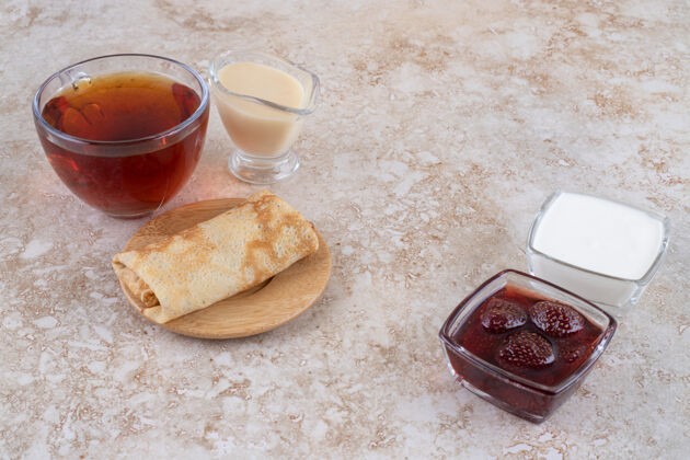 午餐酸奶油煎饼和一杯茶煎饼烘焙薯条