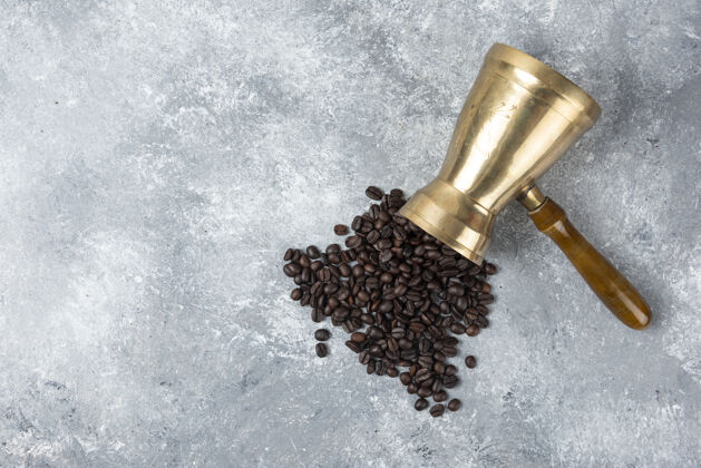 浓缩咖啡在大理石表面放满烤咖啡豆的咖啡壶咖啡机农作物美食