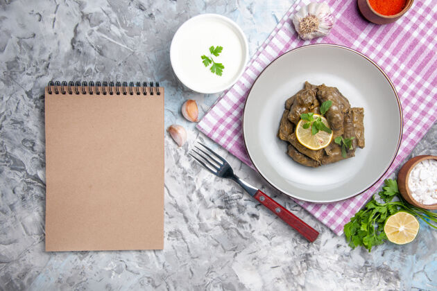 食物美味的叶子在白色表面上的盘子里面的多尔玛俯视图一餐晚餐餐厅